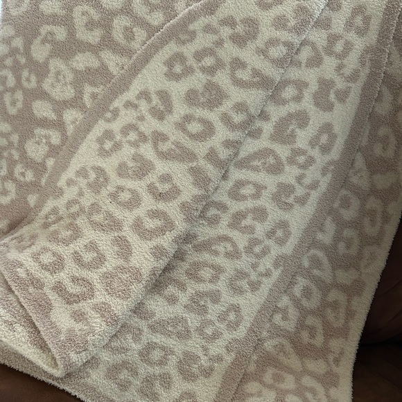 Barefoot Dreams CozyChic Cream and Tan Leopard Throw NWOT - Picture 3 of 3